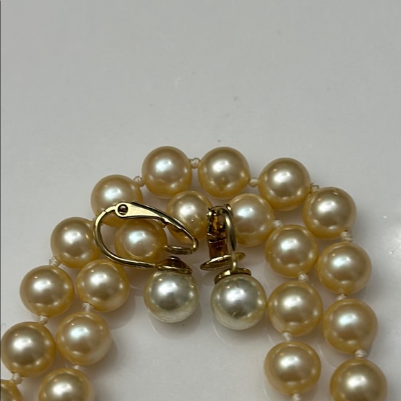 Classic Creamy White Pearl Necklace with Lustrous Sheen and Medium Size - Picture 3 of 5